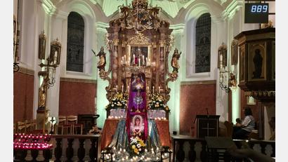Bild: swo
Zur besinnlichen Abendandacht taucht Pfarrvikar Christian Preitschaft die Wallfahrtskirche jedes Jahr in ein romantisches Licht.