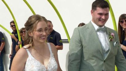 Bild: lgc
Durch ein Schlauchspalier ihrer Feuerwehrfreunde ging es zu den vielen Gratulanten die nach der kirchlichen Trauung auf das Hochzeitspaar warteten.