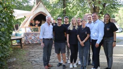 Bild: Rudi Gruber
Die drei involvierten Bürgermeister mit der aktuellen Führungsriege beim Fest zur 30-jährigen Dorfgemeinschaft Weißenberg.