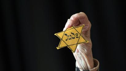 Bild: Britta Pedersen/dpa-Zentralbild/dpa
Juden wurden im NS-Staat systematisch entrechtet, ausgegrenzt, vertrieben, deportiert und ermordet. Nach dem Untergang des Hitler-Regimes standen sie vor einem schwierigen Neubeginn. (Symbolbild)