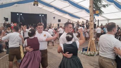 Bild: Gabriela Amann
Der Kirwabaum wurde kurzerhand in Miniatur im Bierzelt platziert.
