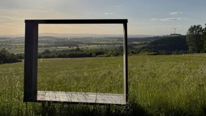 Symbolbild: Susanne Forster
Die Stadt Bärnau und der Verein Via Carolina – Goldene Straße e.V. planen eine strategische Tourismusstudie. Sie soll die Basis für künftige touristische Entscheidungen, Förderanträge und Kooperationsprojekte sein und die Weiterentwicklung Bärnaus zu einer Ganzjahresdestination im Herzen der bayerisch-tschechischen Grenzregion unterstützen.