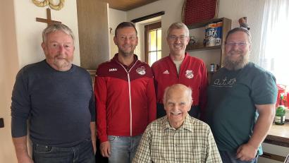 Bild: Heidi Kurz
Wolfgang Strobel (ADAC), Martin Lederer und Christian Koch (TSV) sowie Diakon Bernd Deyerl (von links) gratulierten dem Jubilar Georg Ziegler.