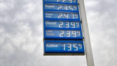 Bild: Bernd Weißbrod/dpa
Tanken wird immer teurer - Benzin ist bereits auf einem Rekordhoch, nun ist auch Diesel nicht mehr weit entfernt. (Archivbild)