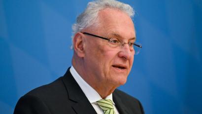 Bild: Sven Hoppe/dpa
Innenminister Joachim Herrmann ehrt 22 Menschen für ihre Verdienste um die Innere Sicherheit. (Archivbild)