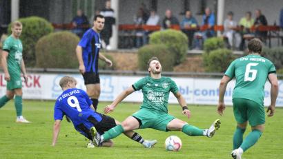 Bild: Hubert Ziegler
Autsch, dass tut weh: Tim Troidl (Mitte) vom FC Rieden wird in dieser Szene von Mike Bauer (links) vom FC Edelsfeld unsanft von den Beinen geholt.