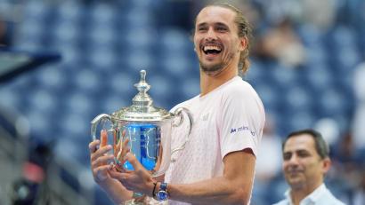Bild: Kirsty Wigglesworth/AP/dpa
Es ist sein Jahr: Alexander Zverev freut sich über seinen zweiten Grand-Slam-Titel.