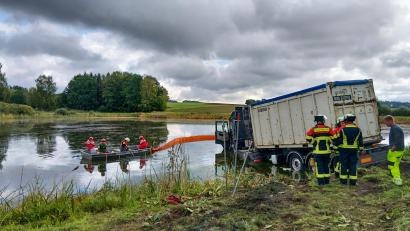 Bild: Wasserwacht Hirschau
Ein Lastwagen ist bei Tanzfleck von der Fahrbahn abgekommen und in einem Weiher gelandet. Die Bergung dauerte den ganzen Tag über.