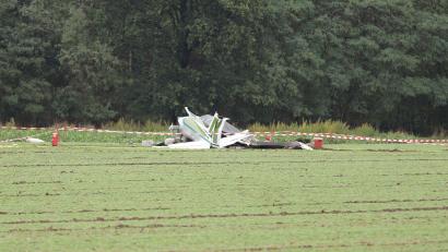 Bild: -/dpa
Die dreiköpfige Besatzung der Maschine überlebte den Absturz nicht.