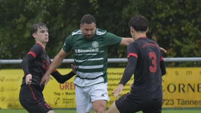 Bild: Hans Mark
Der TSV Tännesberg II (schwarz) kassiert gegen den TSV Dieterskirchen fünf Gegentore.