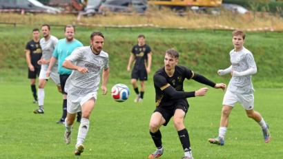 Bild: Rudi Gebert
Der FC Tirschenreuth (Nico Stark, dunkles Trikot) gewann das Derby bei der SG Bärnau/Thanhausen mit 2:0.