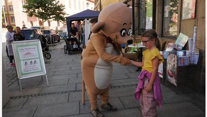 Bild: Joachim Gebhardt
Das Erdmännchen Tafiti hieß die Kinder in der Stadt willkommen –eine echte Attraktion beim Familiennachmittag des Besenfests in Sulzbach-Rosenberg.