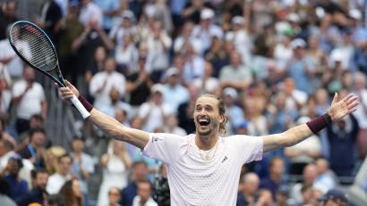 Bild: Kirsty Wigglesworth/AP/dpa
Alexander Zverev jubelt und ist überrascht.