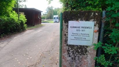 Bild: Bernhard Schultes
Die Kläranlage in Friedenfels sorgt seit 18 Jahren für teils hitzige Auseinandersetzungen, auch unter den Bürgern. Nun haben sie bei einem Bürgerentscheid am Sonntag, 20. September, die Wahl zwischen zwei Bezahlmöglichkeiten.