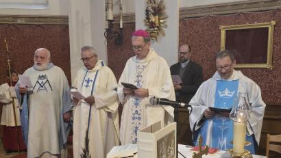 Bild: swo
Weihbischof Josef Graf (Dritter von links) zelebrierte zusammen mit Pater Alfred Lindner, Diakon Dieter Gerstacker (von links) Pfarrvikar Christian Preitschaft (rechts) eine Pontifikalmesse zum Abschluss auf dem Mausberg