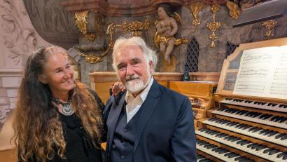 Bild: Paul Zrenner
Susanne Jutz-Miltschitzky und Dr. Josef Miltschitzky vor dem Orgelspieltisch auf der Empore nach dem Konzert in der Basilika Waldsassen.