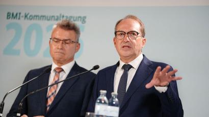Bild: Kay Nietfeld/dpa
Der Präsident des Landkreistags, Achim Brötel (links), drängt den Bund zum Handeln beim Schutz der Bevölkerung im Kriegs- oder Katastrophenfall.