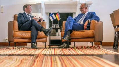 Bild: Michael Kappeler/dpa
Das Treffen mit dem finnischen Ministerpräsidenten Petteri Orpo (l) war für Kanzler Friedrich Merz der Gipfel-Auftakt.