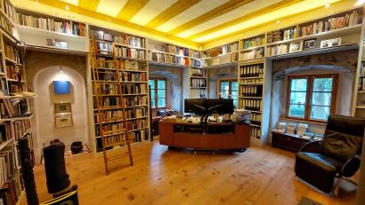 Bild: Martin Franitza
Bibliothek und Arbeitszimmer: Hier vereinen sich Historie und Moderne zu einem einzigartigen Dialog, der den langen Zeitraum von der Entstehung des Hammerschlosses bis ins Heute verbindet.