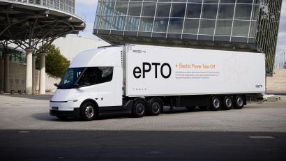 Bild: Moritz Frankenberg/dpa
Der E-Lastwagen von Tesla soll ab 2027 auch auf europäischen Straßen unterwegs sein.