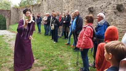 Bild: Georg Lang
Eleonore von Sazenhofen begegnet den Gästen frohgelaunt, nachdem sie ihr Bräutigam Wolf von Blankenburg aus den Händen des „Wilden Hans“ befreit hat.