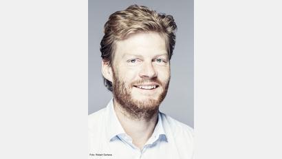 Bild: Robert Gortana
Christian Felber, ist Buchautor, Hochschullehrer und freier Tänzer in Wien. Das Gründungsmitglied von Attac Österreich will als Initiator des Konzepts der Gemeinwohl-Ökonomie unser Wirtschaften neu ausrichten. Felber versteht sich als Theoretiker und Aktivist in einem und hat mehrere Bestseller geschrieben. Sein Buch „Gemeinwohl-Ökonomie“ schaffte es 2021 auf die „Spiegel“-Bestsellerliste. Informationen zu seinem Denkmodell gibt es unter anderem auf germany.econgood.org.