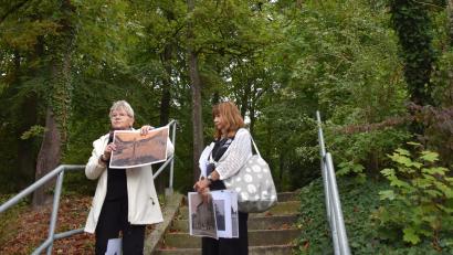 Bild: Renate Gradl
Am "Tag des offenen Denkmals" berichteten Elisabeth Schreml (links) und Marianne Gottschalk (rechts) über "Netzwerke, Denkmäler und Infrastruktur". Gestartet wurde am Fuße des Annabergs.