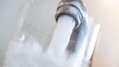 Symbolbild: Lino Mirgeler/dpa
Wartungsarbeiten an der Wasserversorgung in Vohenstrauß führen zu Druckschwankungen und Unterbrechungen.