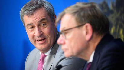 Bild: Bernd von Jutrczenka/dpa
CSU-Chef Söder (links) und Außenminister Johann Wadephul (CDU) sind überzeugt von einer Fortsetzung der Kanzlerschaft von Friedrich Merz.