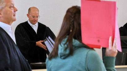 Bild: Bernd Wüstneck/dpa
Der Vorsitzende Richter Schütt hat immer wieder Zweifel an den Aussagen der Angeklagten im Mordfall Fabian