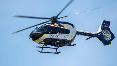Bild: Stefan Puchner/dpa
Mit einem Polizeihubschrauber wurde nach einem verschwundenen 15-Jährigen gesucht. (Symbolbild)
