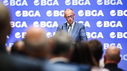 Bild: Britta Pedersen/dpa
Bundeskanzler Friedrich Merz kündigt Entlastungen für Autofahrer an.