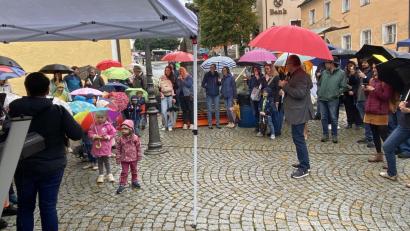 Bild: Josef Glas
Bürgermeister Ludwig Gürtler eröffnete mit dem Chor des Kinderhauses "St. Martin" den Regionalmarkt.