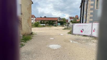 Bild: ass
Blick durch den Bauzaun am Amberger Bürgerspital-Areal. Der Vorplatz der geplanten Bebauung dort soll auch mit Hilfe der Bürger gestaltet werden.