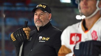Bild: Elisa Schu/dpa
Kann Eric Dubois als Trainer der Eisbären Berlin an die Erfolge seines Vorgängers Serge Aubin anknüpfen? (Archiv)