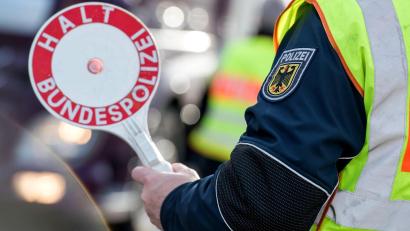Symbolbild: Bundespolizei
Die Bundespolizei in Waidhaus nimmt bei einer Kontrolle auf der A 6 einen 56-Jährigen fest, gegen den zehn Fahndungsnotierungen vorliegen.