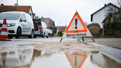Bild: Mike Bender - stock.adobe.com
Eine Straße ist nach einem Wasserrohrbruch gesperrt. Wenn - ganz ohne Regen - Wasser so auf der Straße ist, ist das meist in Hinweis auf einen Schaden am Wasserleitungsnetz.