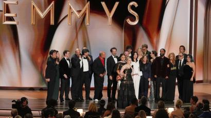 Bild: Chris Pizzello/Invision/AP/dpa
„Widow's Bay“ wurde zum Überraschungssieger der diesjährigen Emmys.