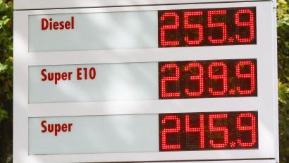 Bild: Bodo Marks/dpa
Die Spritpreise steigen.