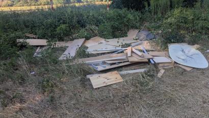 Bild: Christine Walbert
Holzplatten, Möbelteile und Metall: An einem Waldstück bei Oberwildenau wird immer wieder illegal entsorgter Müll gefunden. Die Polizei Neustadt/WN ermittelt.