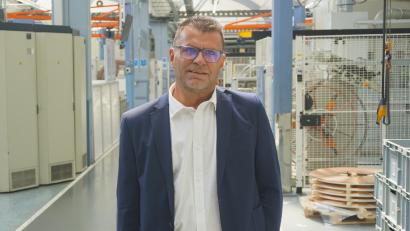 Bild: jut
Hans-Peter Scharl steht in Halle 1, wo er vor mehr als 40 Jahren als Ferienarbeiter jobbte. Heute ist er der Standortleiter von Siemens Amberg und damit Chef von rund 4500 Mitarbeitern.