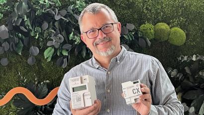 Bild: Susanne Schwab
Der Leiter der Messdienste der Stadtwerke Amberg Michael Bieda mit einer modernen Messeinrichtung und einem Smart-Meter-Gateway, der diese zu einem intelligenten Messsystem macht.