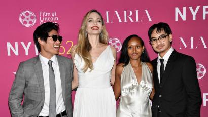 Bild: Evan Agostini/Invision via AP/dpa
Der älteste Sohn der geschiedenen Hollywood-Stars Angelina Jolie und Brad Pitt, Maddox (r), hat offiziell den Nachnamen seines Vaters abgelegt. (Archivbild)