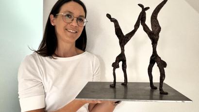 Bild: Holger Stiegler
Harriet Schmid mit einem Objekt aus ihrer neuesten Serie "together": Am kommenden Samstag und Sonntag öffnet sie ihr Kemnather Atelier in der Wunsiedler Straße für interessierte Besucher.