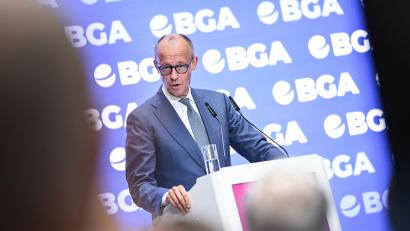 Bild: Britta Pedersen/dpa
Bundeskanzler Friedrich Merz kündigt Entlastungen für Autofahrer an.
