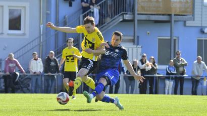 Bild: Hubert Ziegler
Luis Rösch (links) und der SV Hahnbach empfangen am Mittwoch im Halbfinale des Totopokals den SV Raigering. Die Partie von Nikolai Seidel (rechts) und "Upo" gegen den FC Weiden-Ost wurde verlegt.