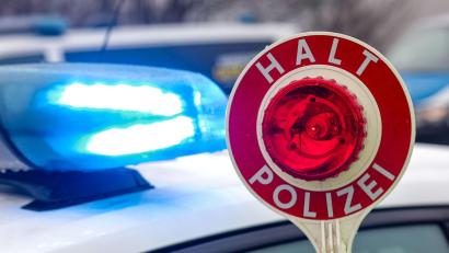 Symbolbild: Jan Woitas/dpa
Ein 22-Jähriger wollte sich einer Polizeikontrolle entziehen und ist mit seinem Auto gegen eine Ampel gefahren.