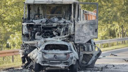 Bild: Tizian Gerbing/dpa
Sowohl das Führerhaus des Lastwagens als auch das Auto brannten aus.