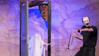 Bild: Florian Wein / OVIGO Theater
Szenenbild aus der Komödie „Hamlet for you“ im Emil-Kemmer-Haus.