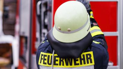 Symbolbild: Philipp von Ditfurth/dpa
Feuerwehrleute löschten am Dienstag einen Brand in Weiden.